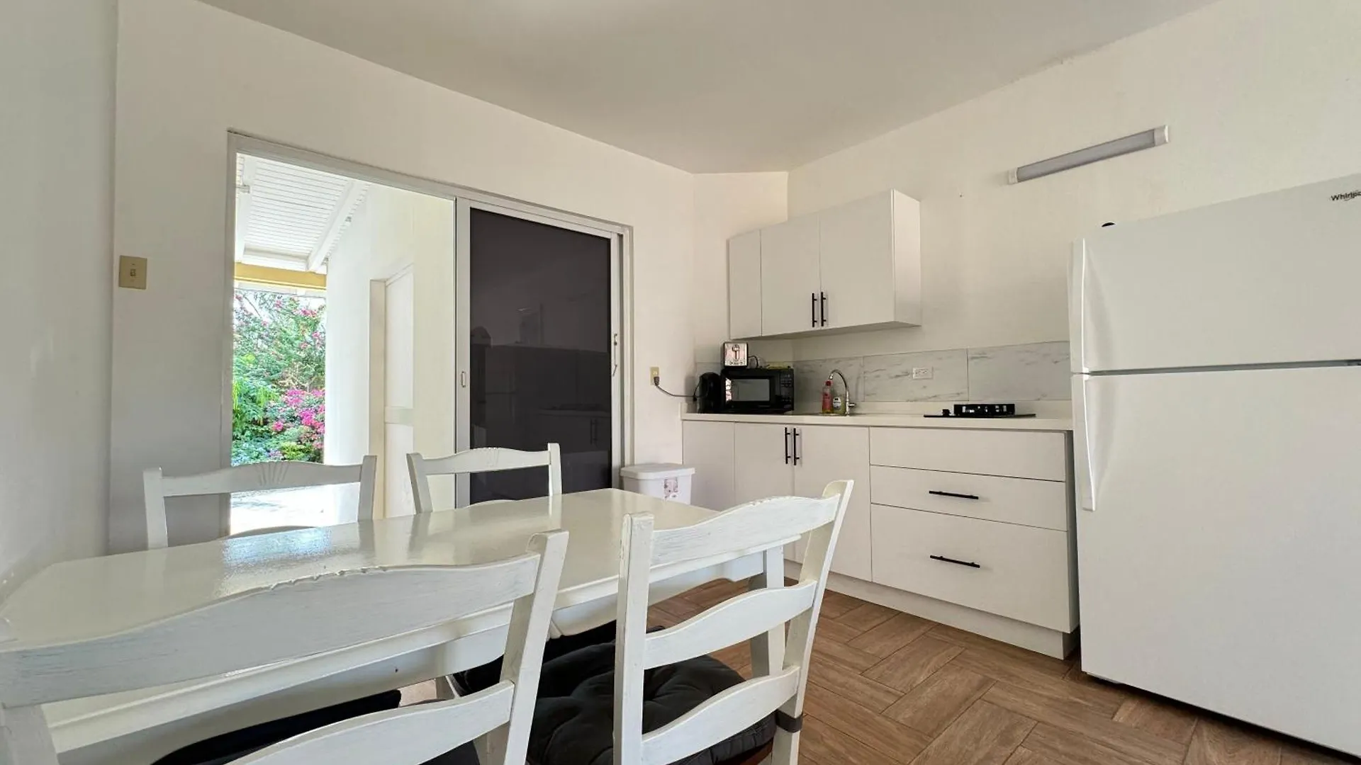 Casalina Garden 2 Blocks To Palm Beach & Kitesurfing School Apartment