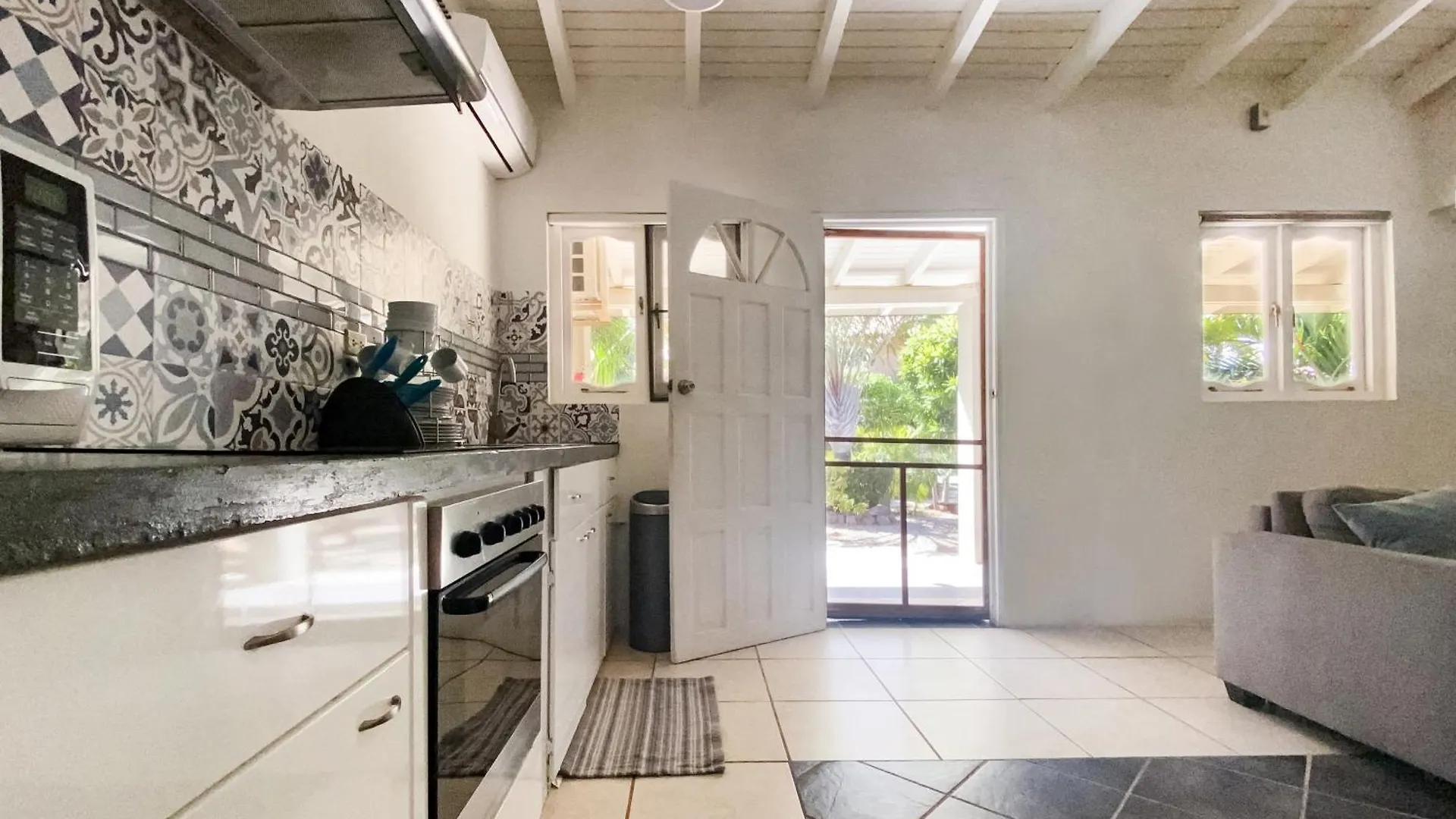 Casalina Garden 2 Blocks To Palm Beach & Kitesurfing School Apartment