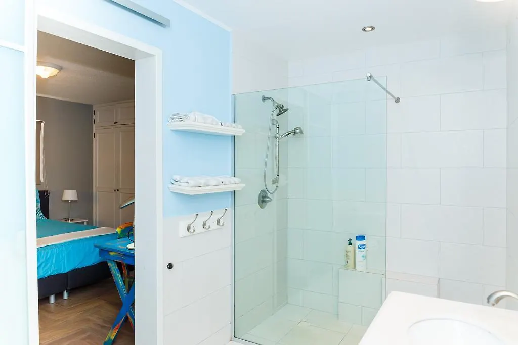 Casalina Garden 2 Blocks To Palm Beach & Kitesurfing School Apartment